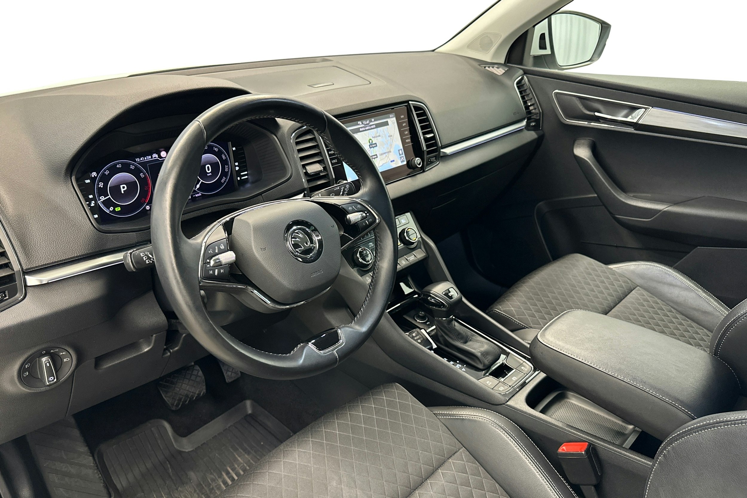 valkoinen Skoda Karoq 2021 kuva 7.