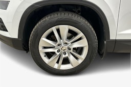 valkoinen Skoda Karoq 2021 kuva 11.