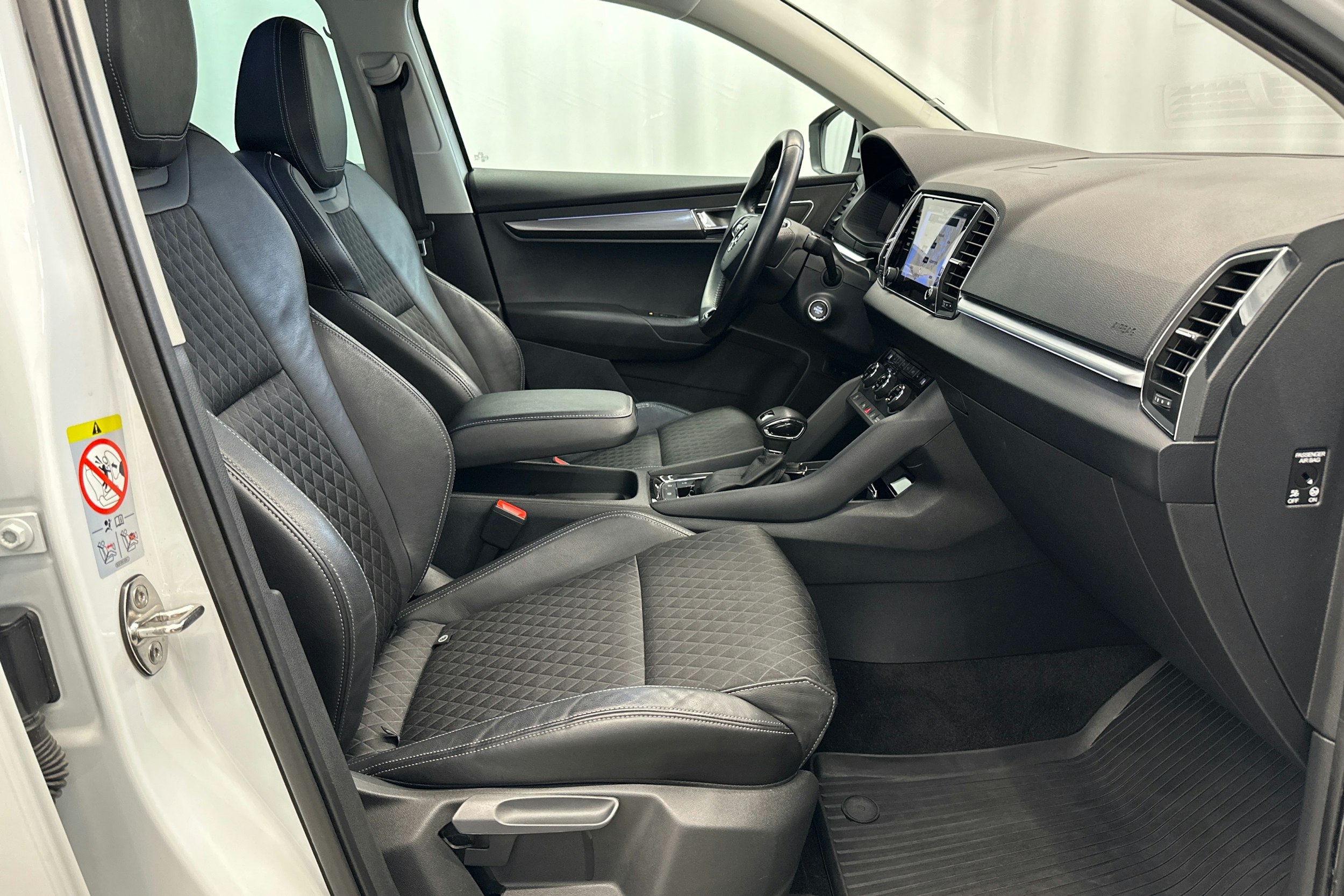 valkoinen Skoda Karoq 2021 kuva 14.