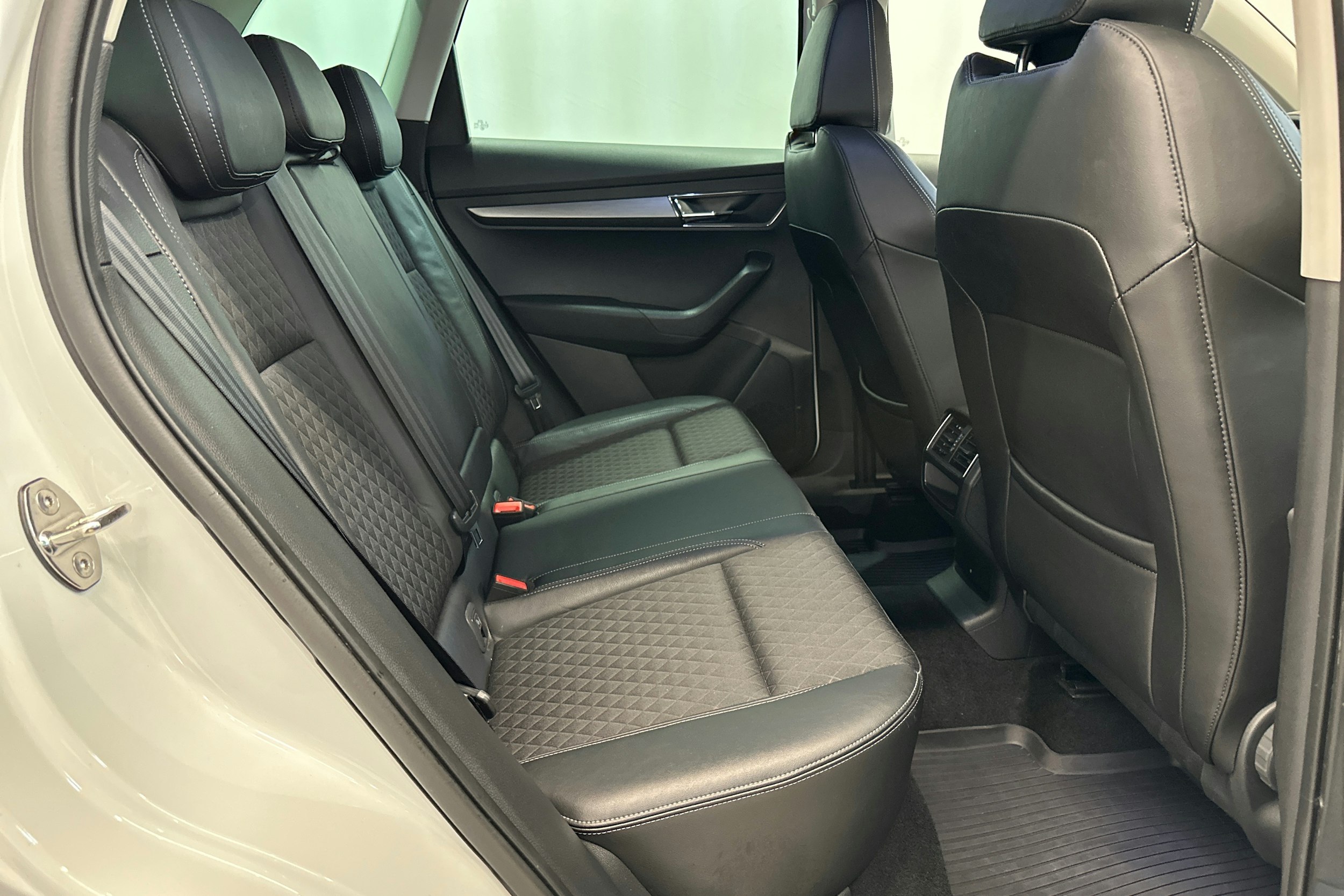 valkoinen Skoda Karoq 2021 kuva 15.