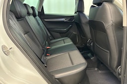 valkoinen Skoda Karoq 2021 kuva 15.
