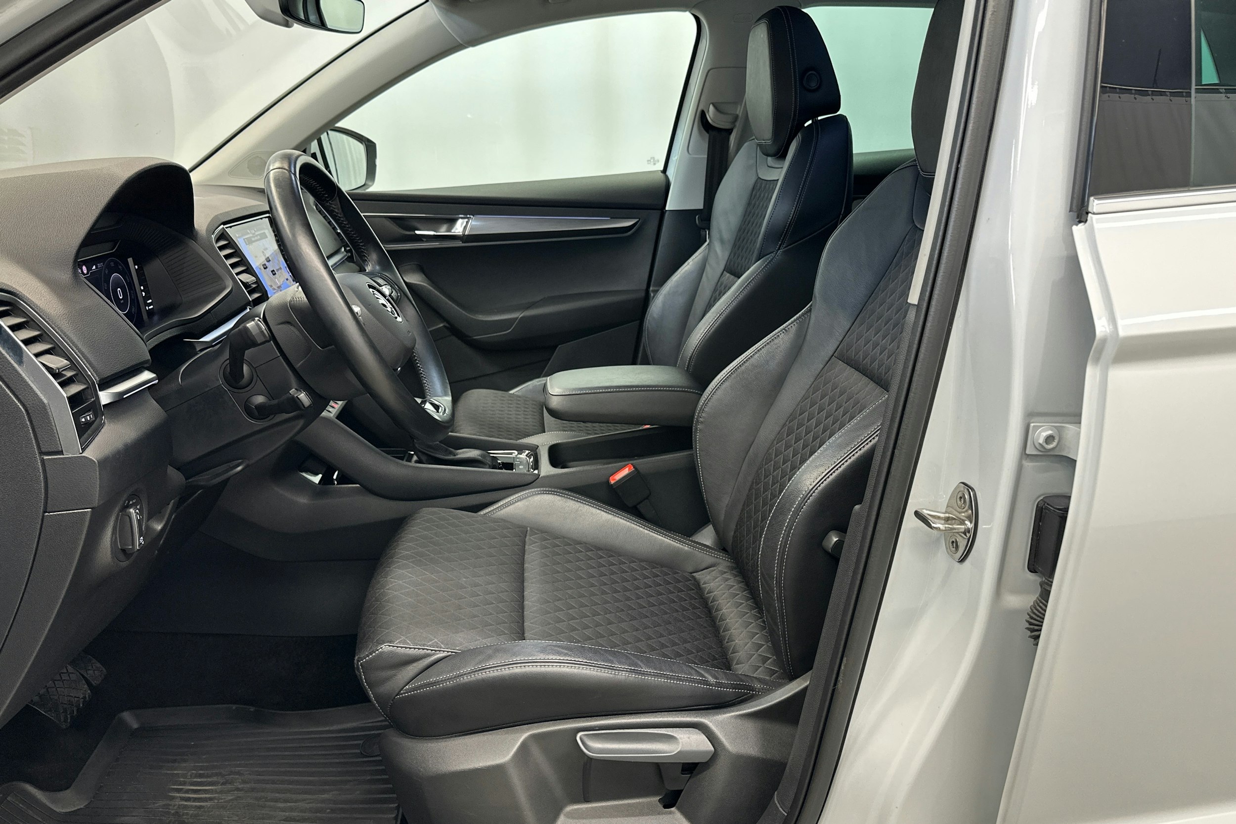 valkoinen Skoda Karoq 2021 kuva 17.