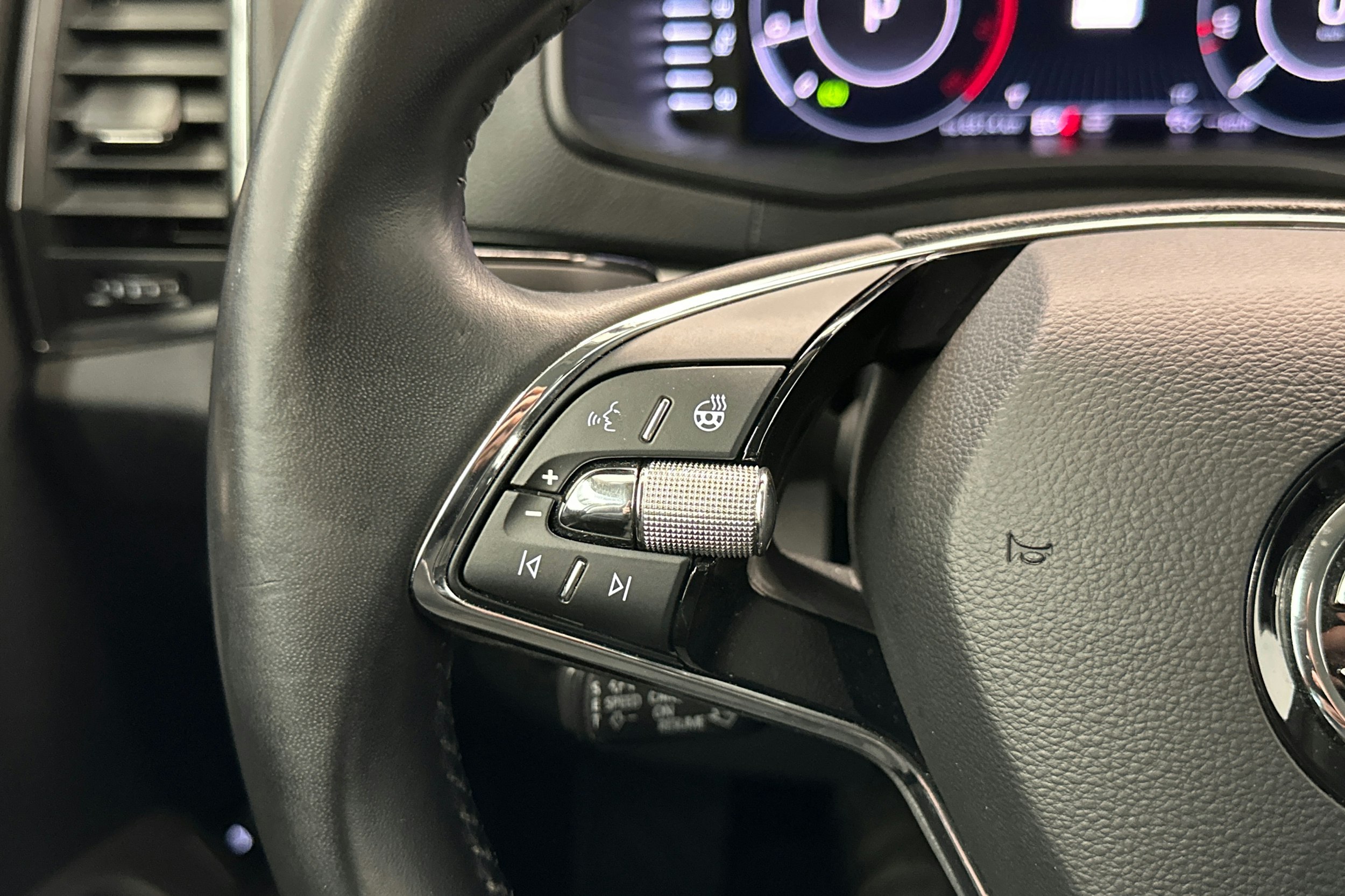 valkoinen Skoda Karoq 2021 kuva 18.