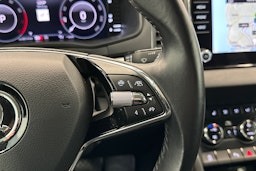 valkoinen Skoda Karoq 2021 kuva 19.