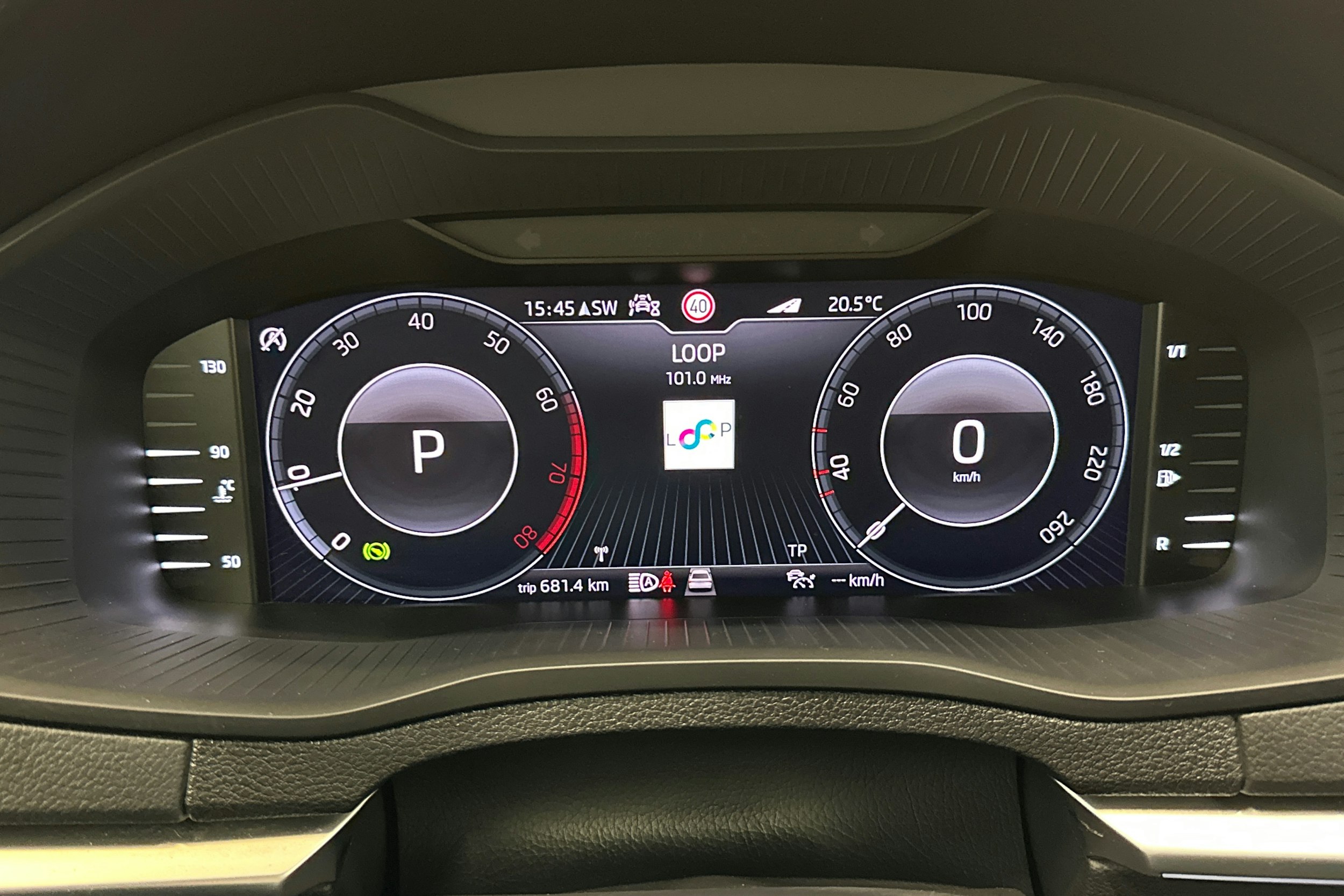 valkoinen Skoda Karoq 2021 kuva 21.