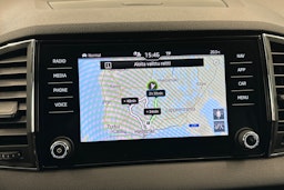 valkoinen Skoda Karoq 2021 kuva 22.