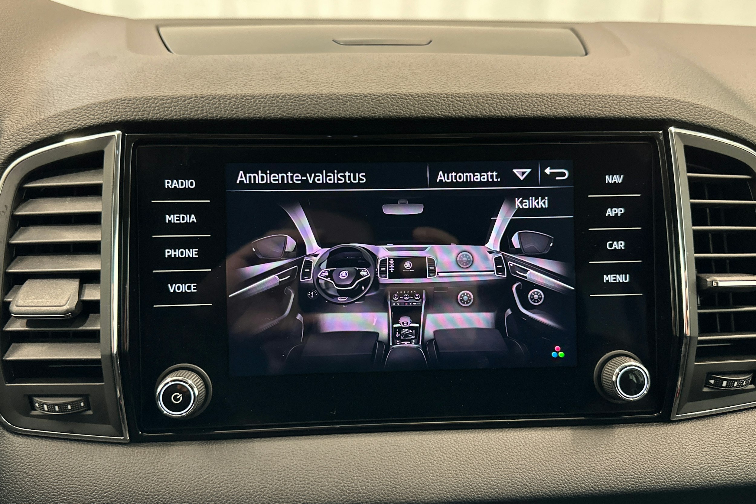 valkoinen Skoda Karoq 2021 kuva 26.