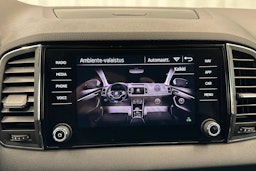 valkoinen Skoda Karoq 2021 kuva 26.