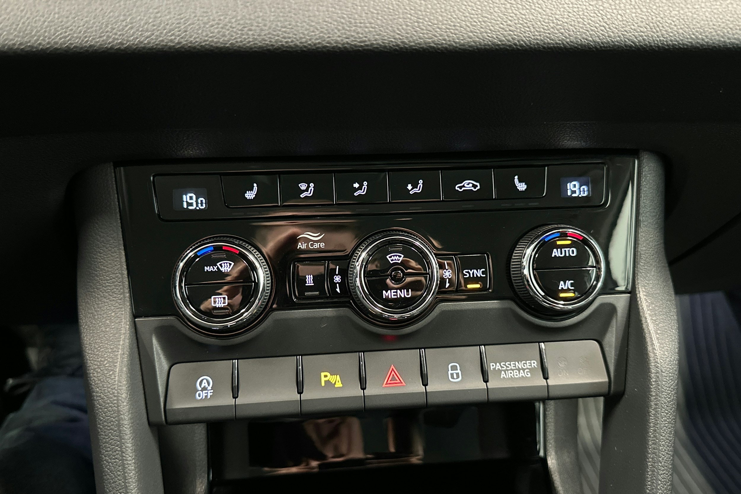 valkoinen Skoda Karoq 2021 kuva 28.