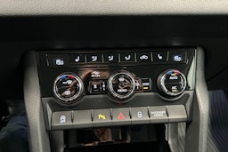 valkoinen Skoda Karoq 2021 kuva 28.