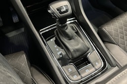 valkoinen Skoda Karoq 2021 kuva 29.