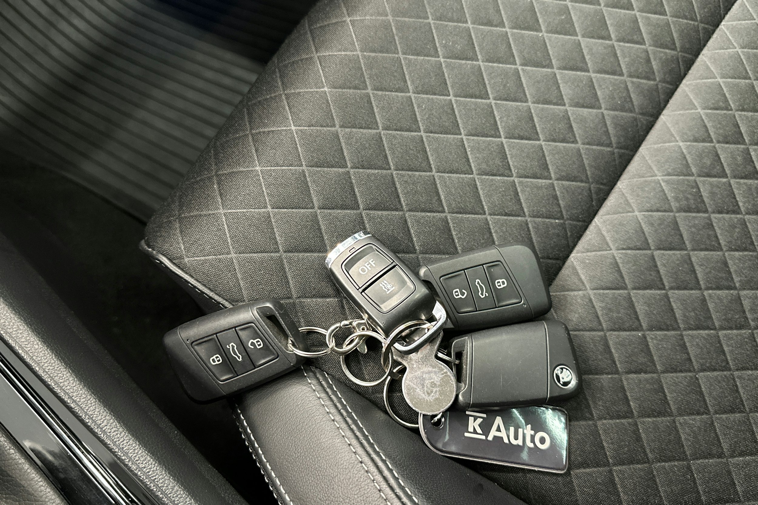 valkoinen Skoda Karoq 2021 kuva 30.