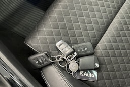 valkoinen Skoda Karoq 2021 kuva 30.