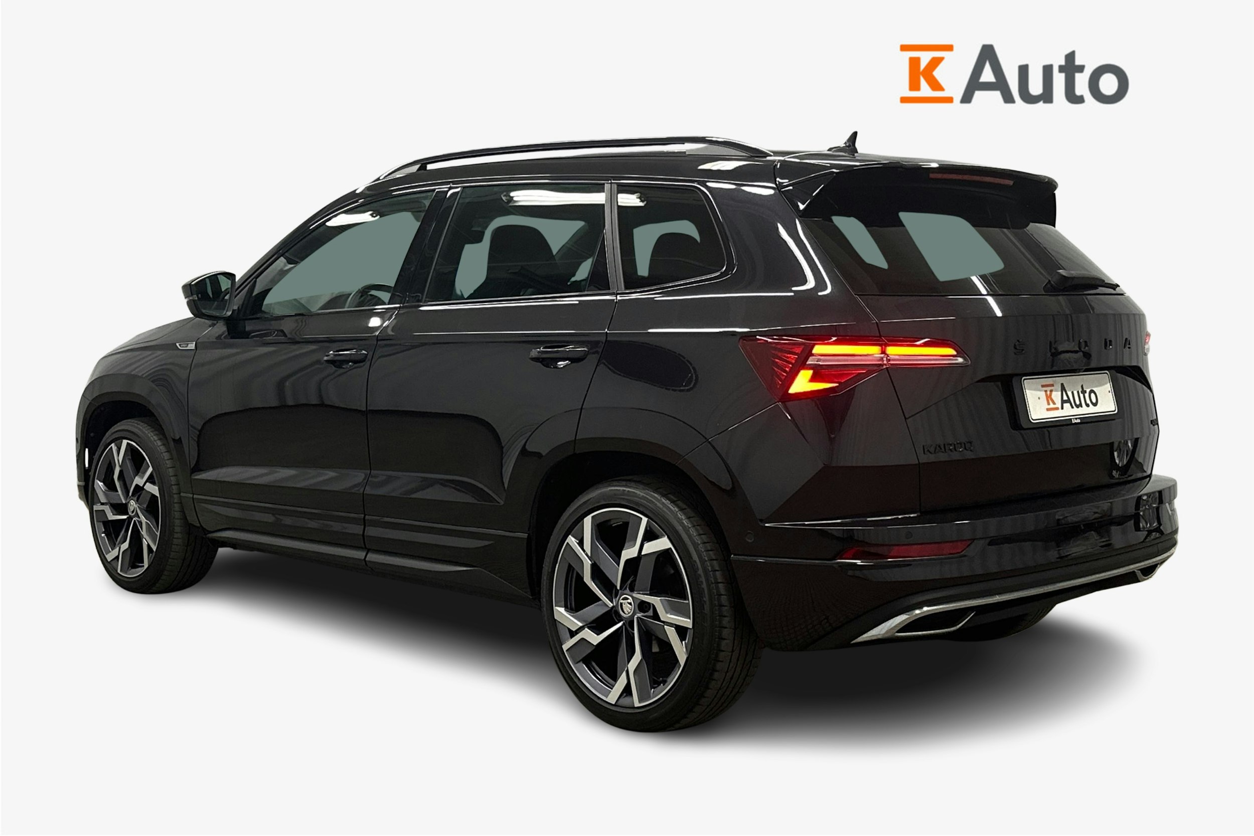 musta Skoda Karoq 2022 kuva 2.