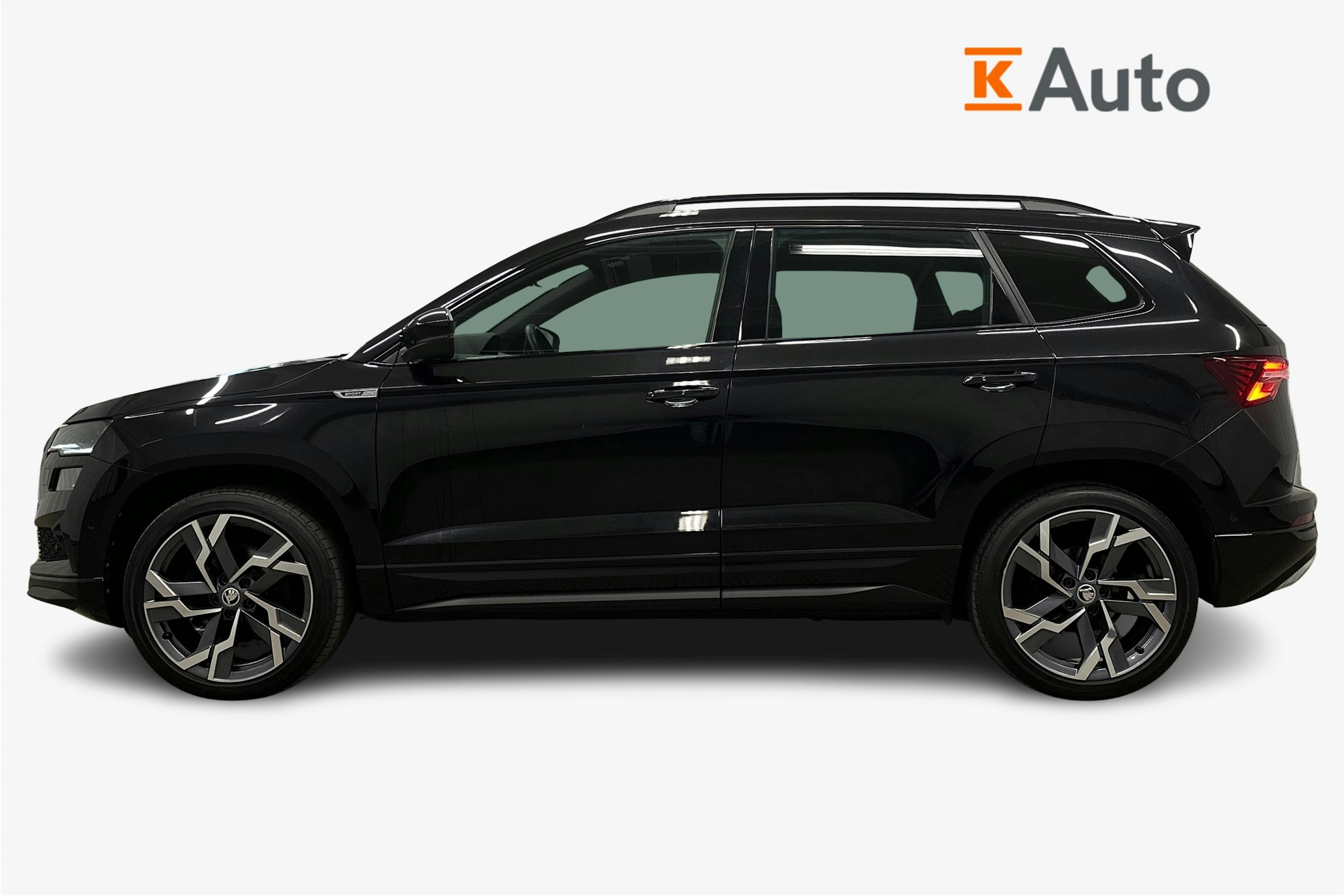 musta Skoda Karoq 2022 kuva 6.