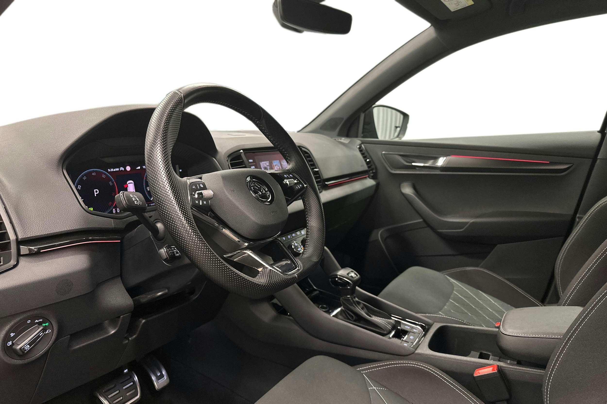 musta Skoda Karoq 2022 kuva 7.