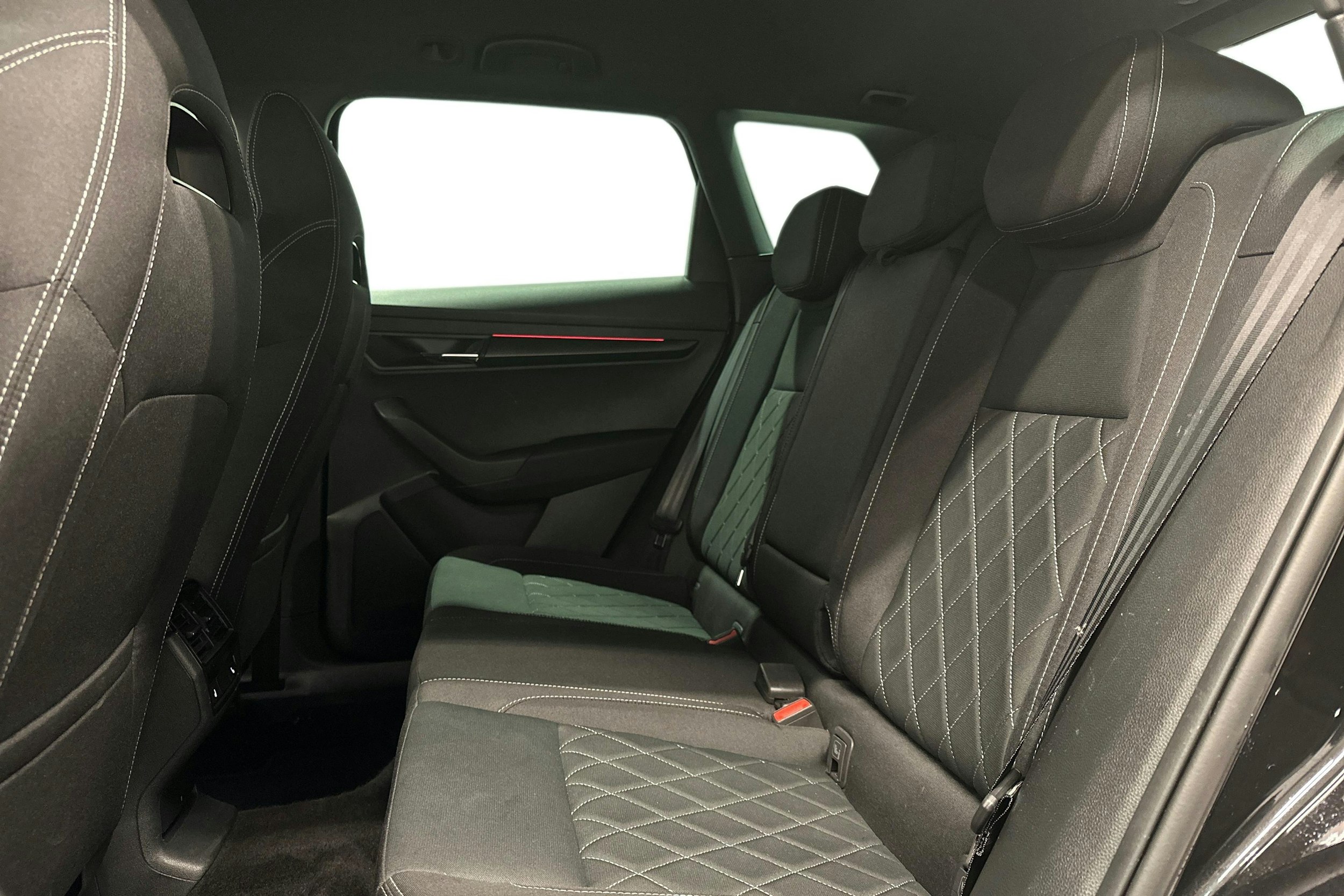 musta Skoda Karoq 2022 kuva 10.