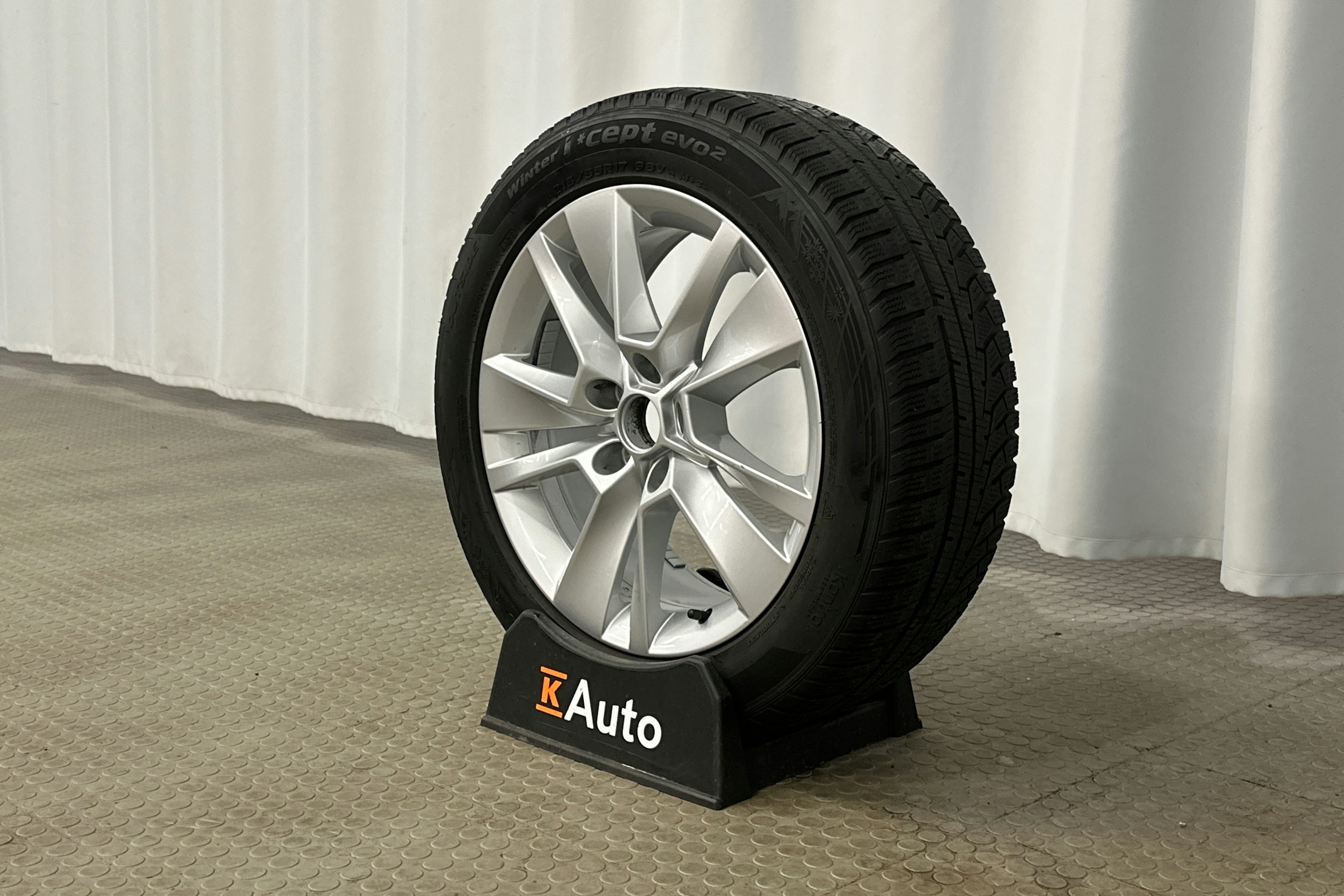 musta Skoda Karoq 2022 kuva 13.