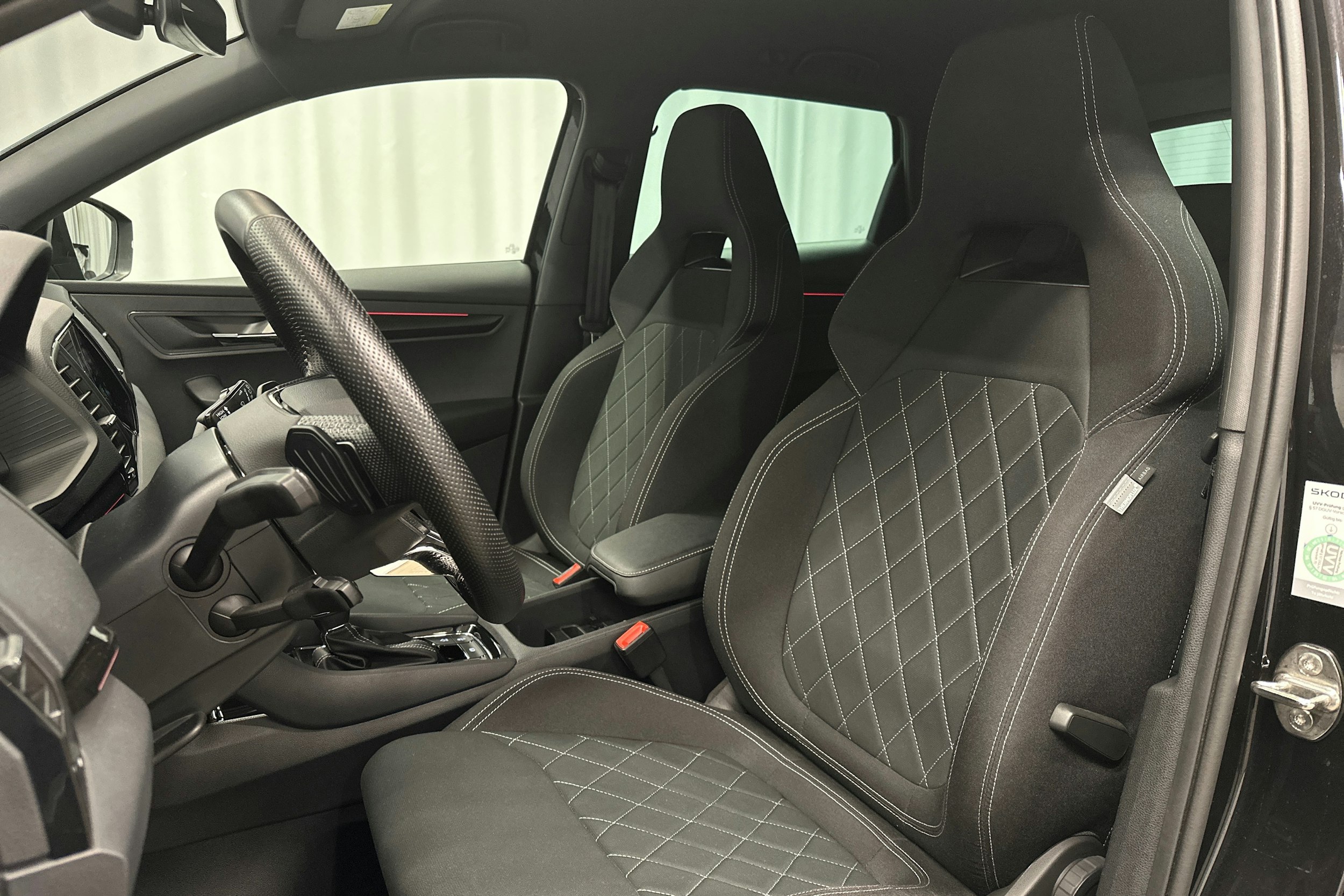 musta Skoda Karoq 2022 kuva 18.