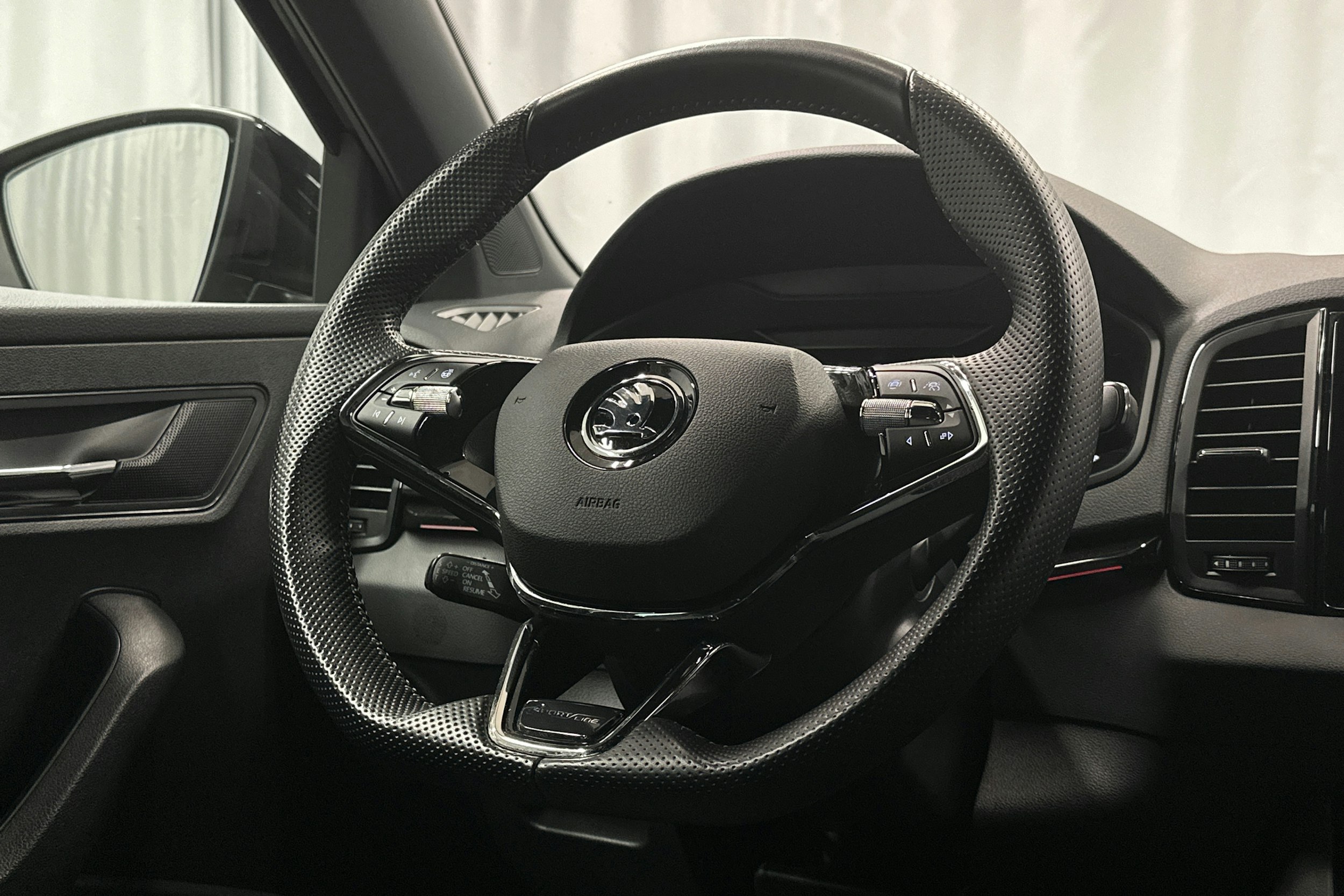 musta Skoda Karoq 2022 kuva 19.