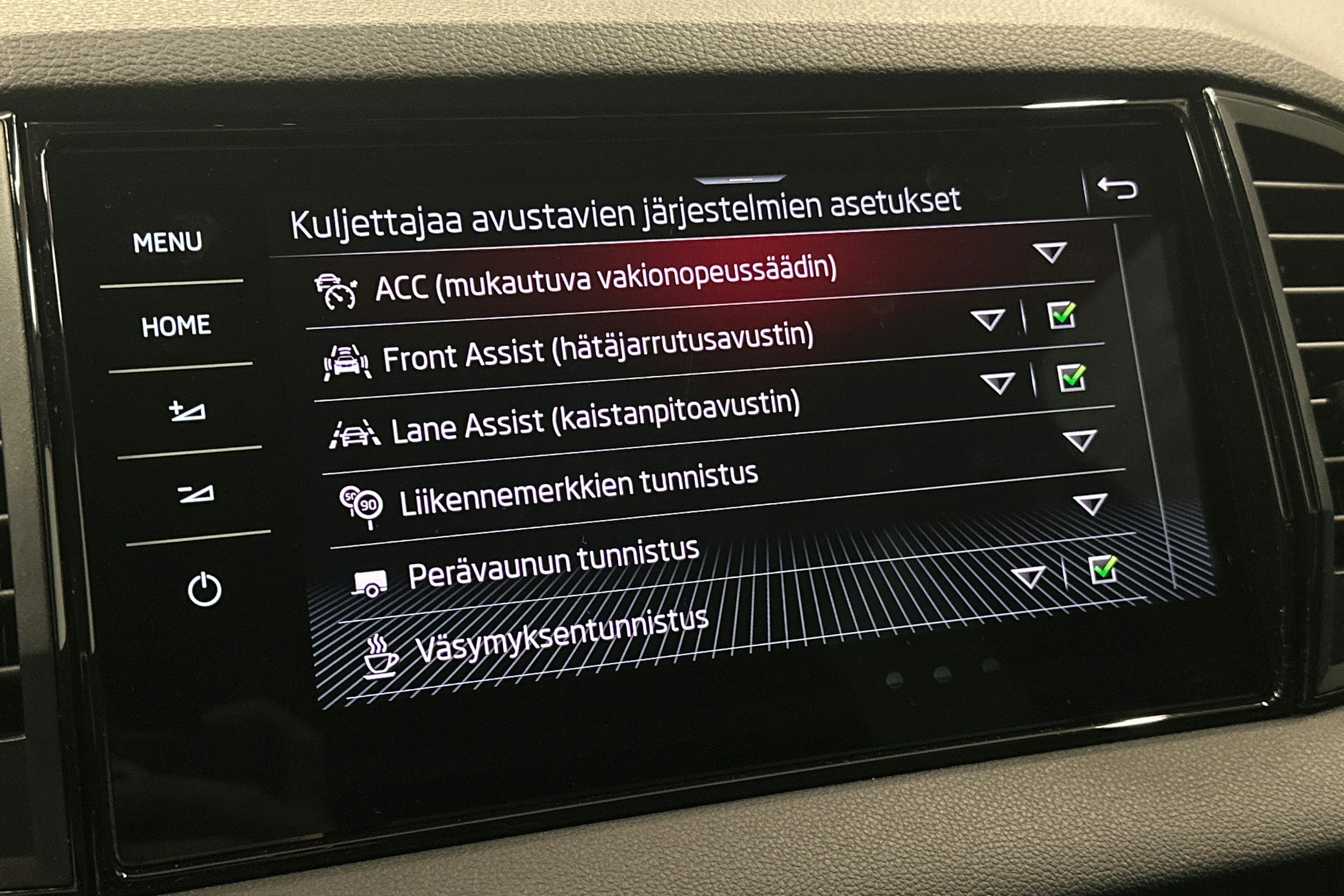musta Skoda Karoq 2022 kuva 25.
