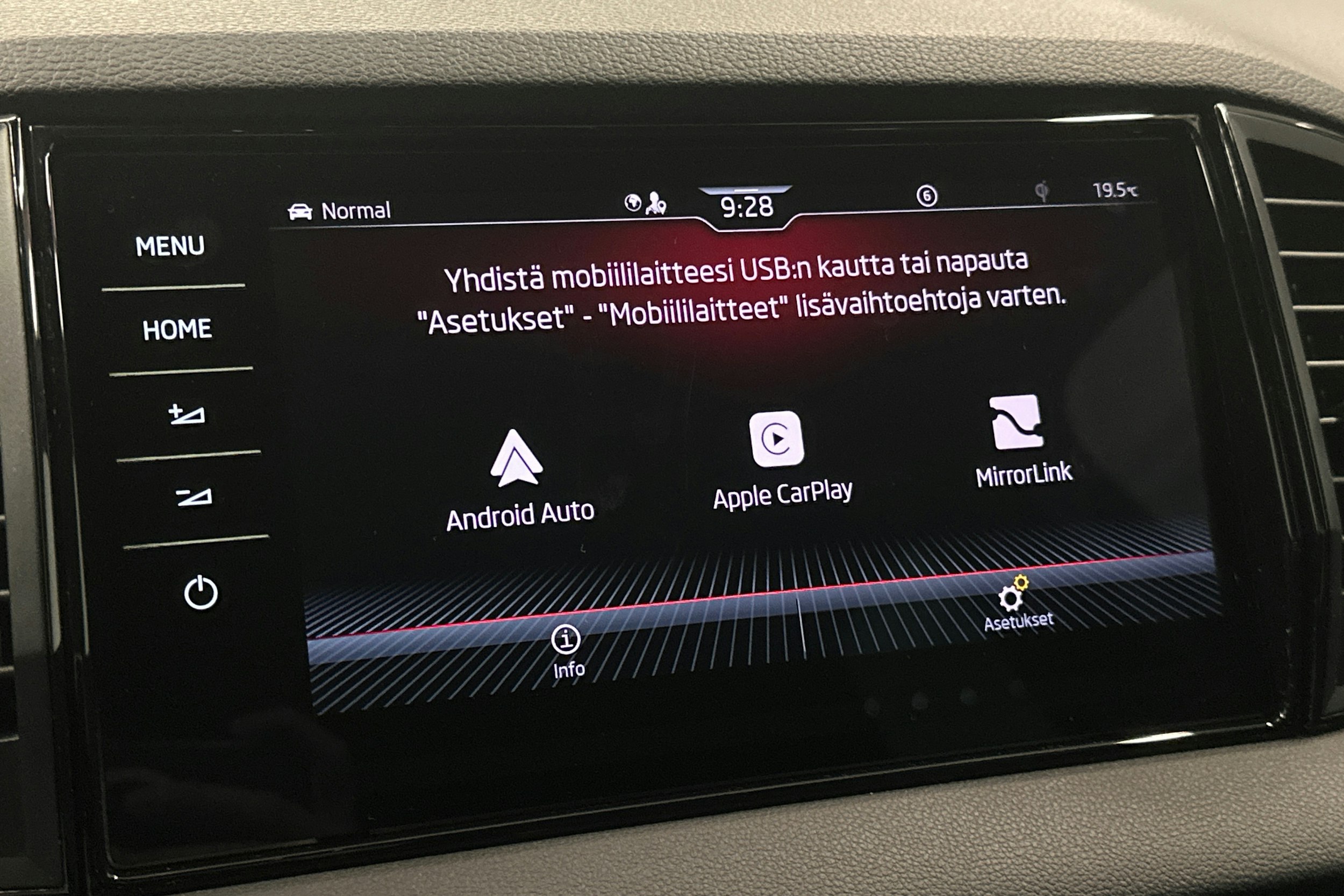 musta Skoda Karoq 2022 kuva 26.