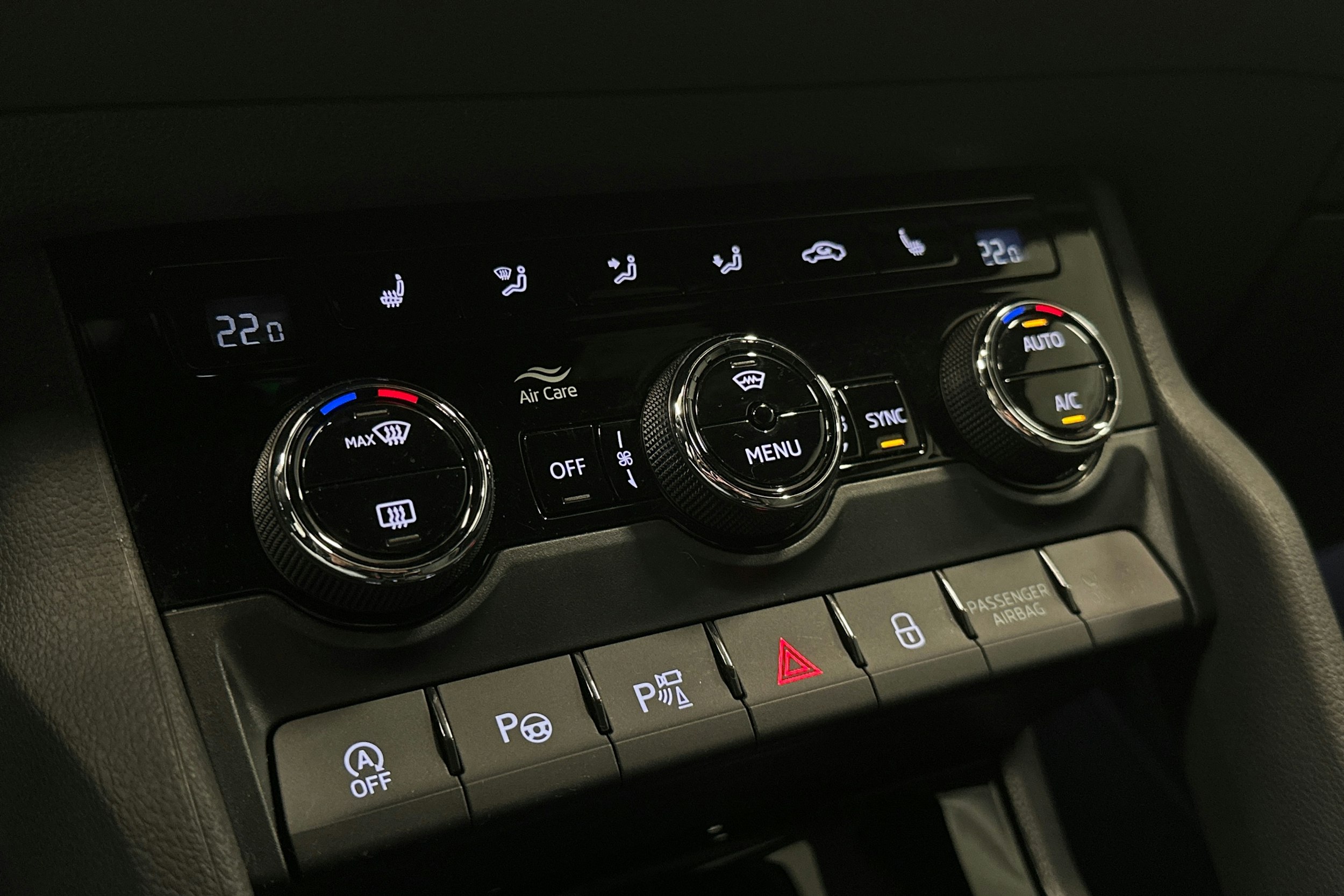 musta Skoda Karoq 2022 kuva 29.