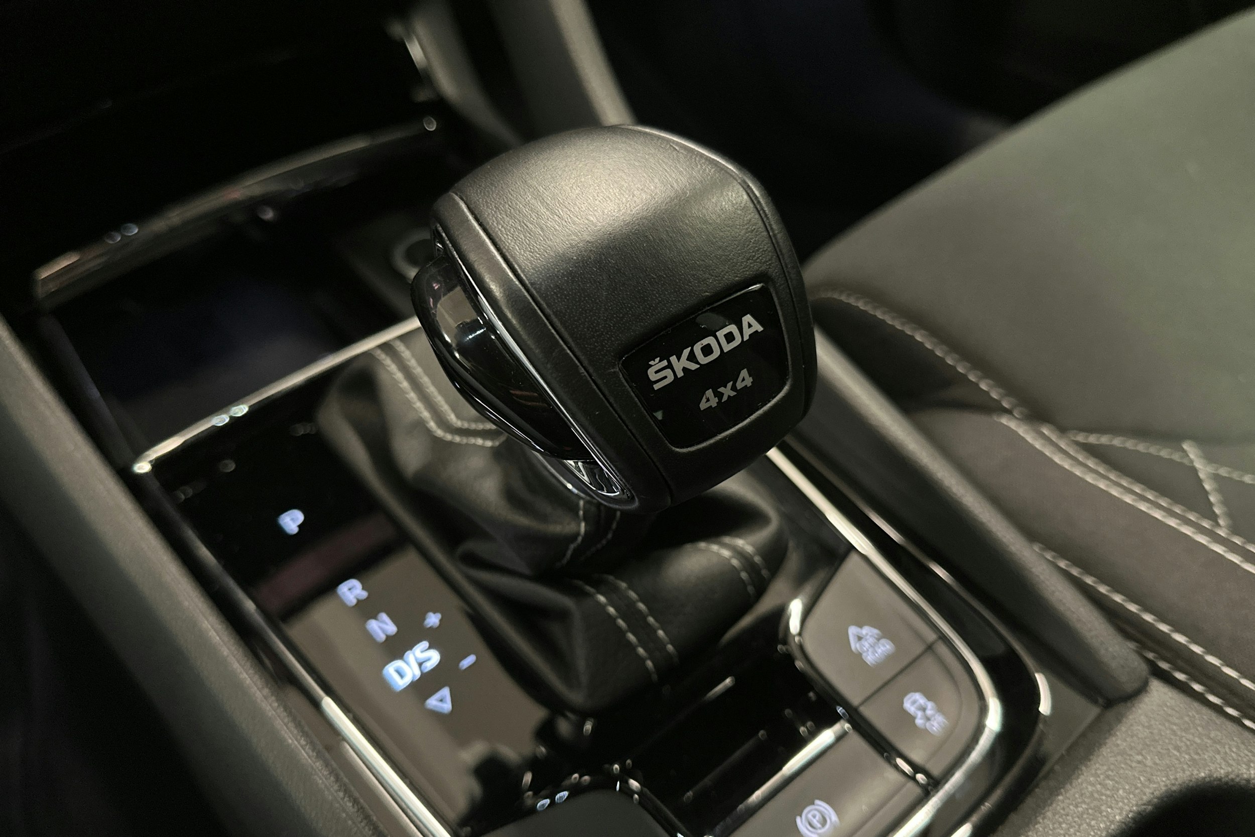 musta Skoda Karoq 2022 kuva 30.