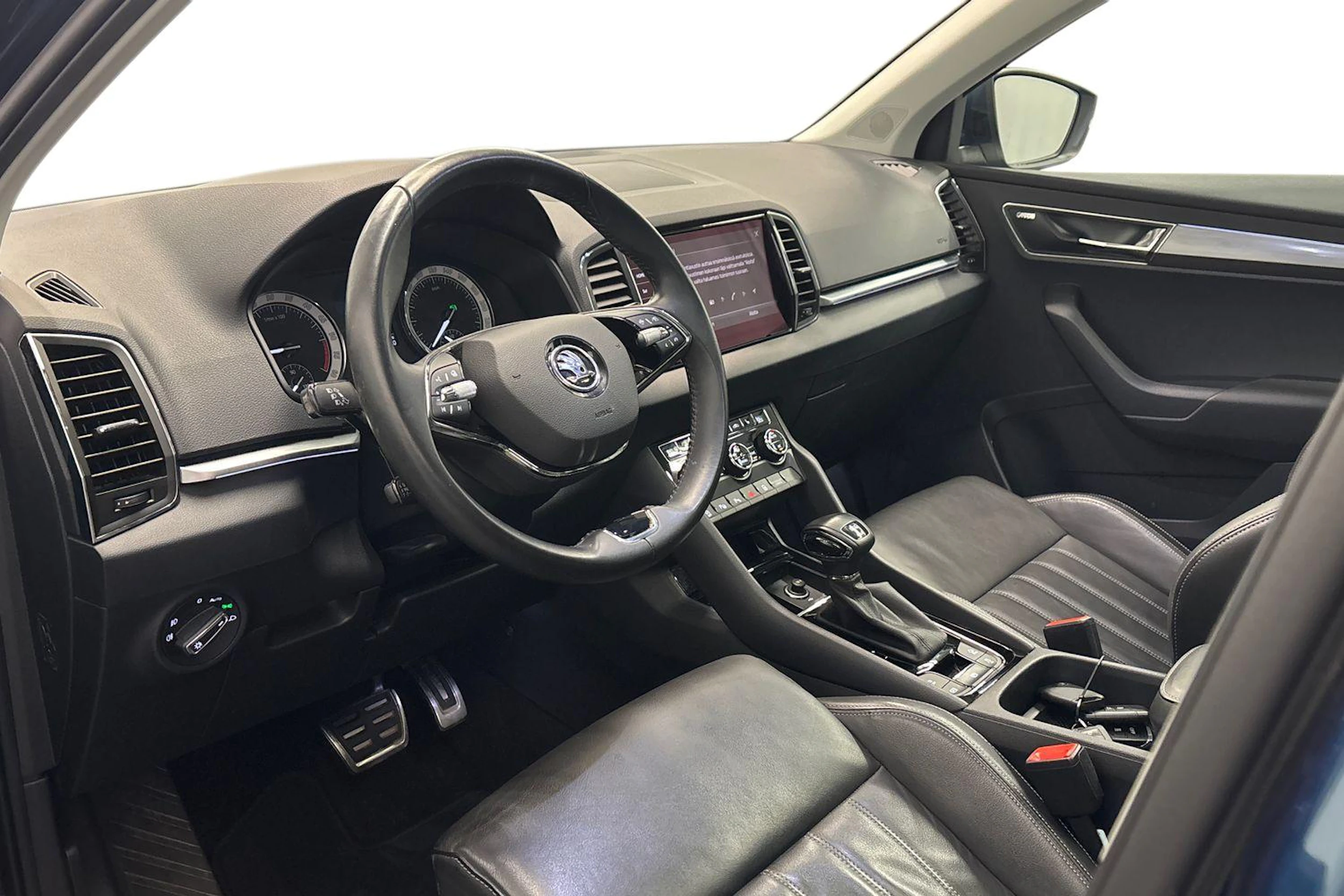sininen Skoda Karoq 2022 kuva 6.