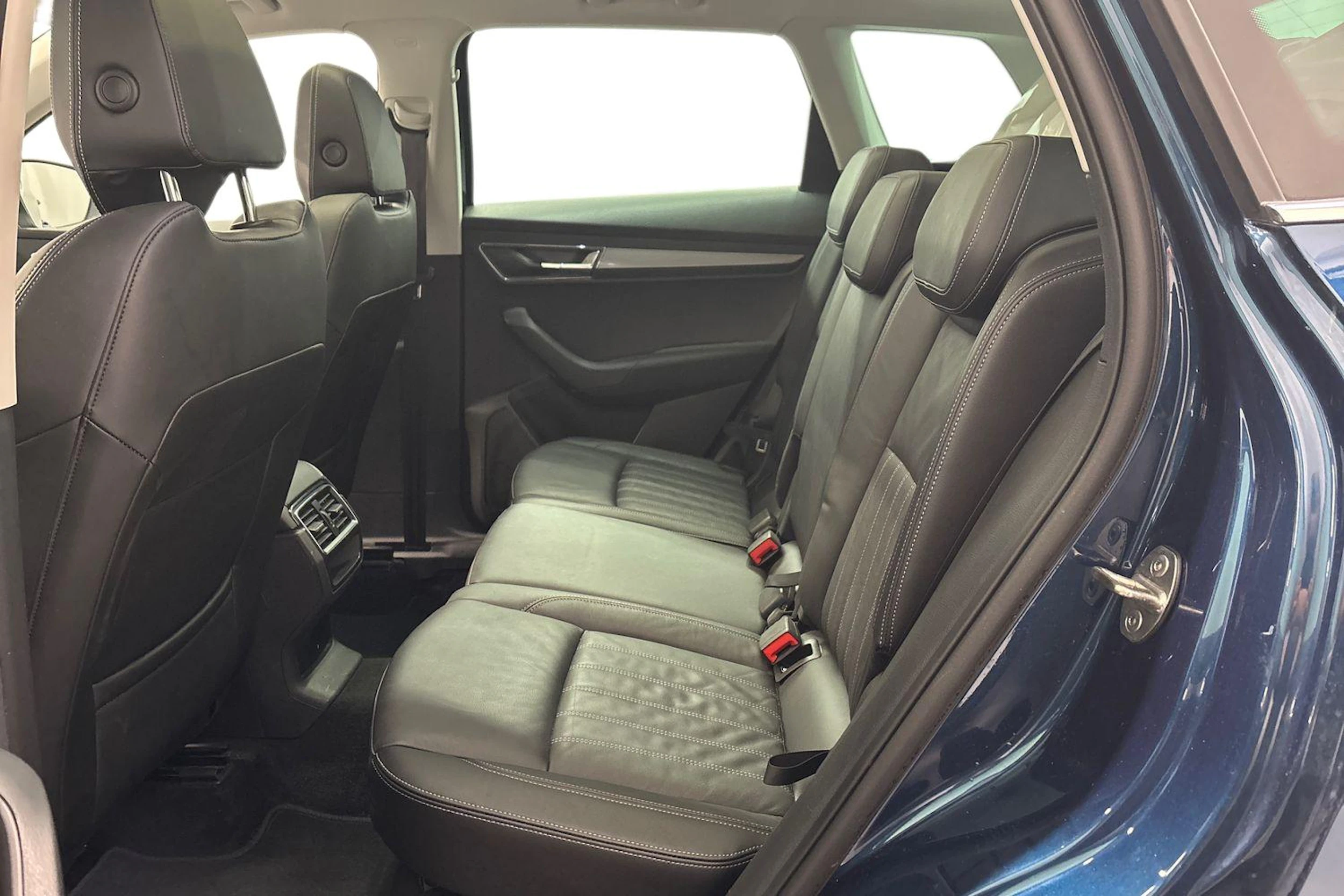 sininen Skoda Karoq 2022 kuva 8.