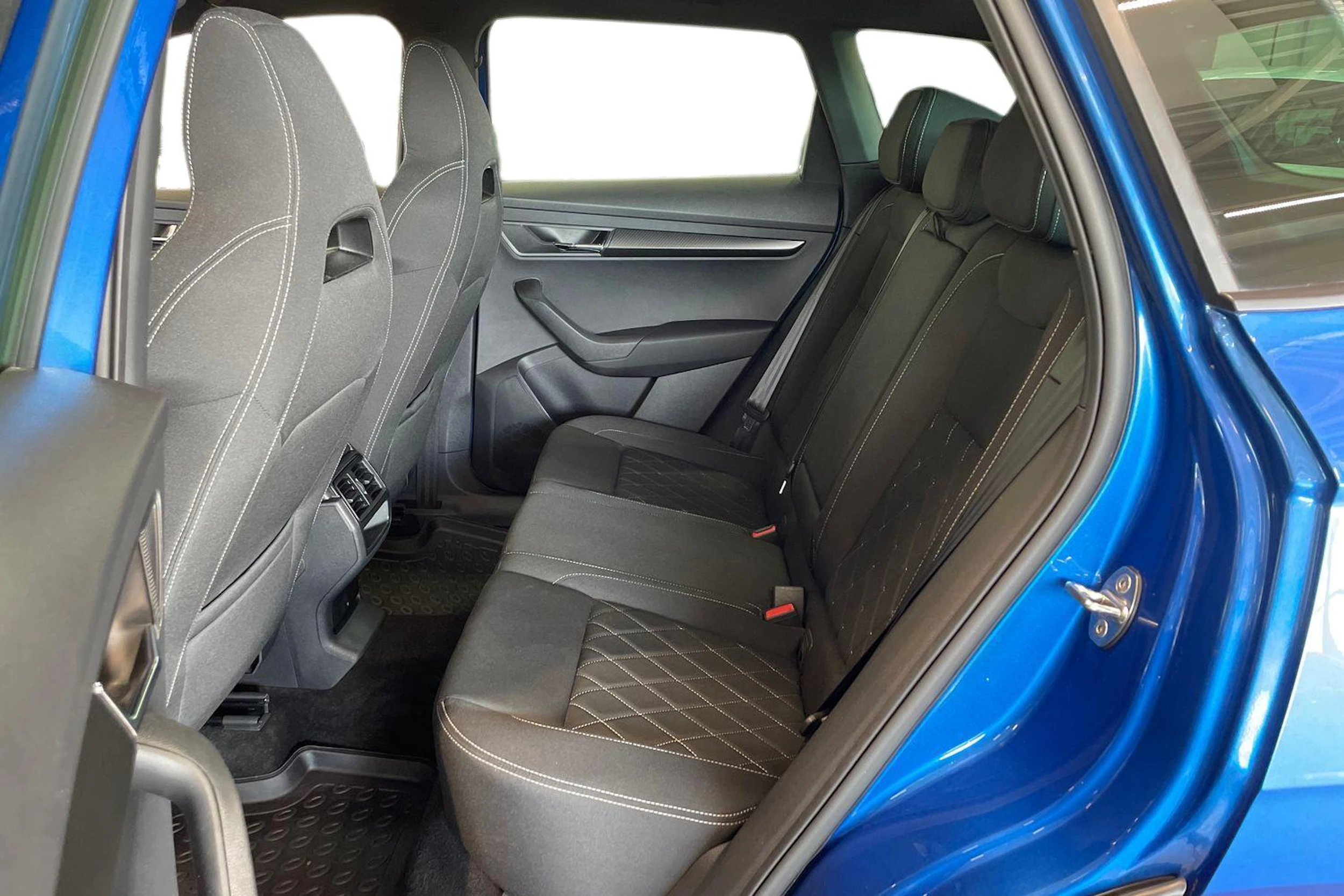 met. sininen Skoda Karoq 2022 kuva 8.