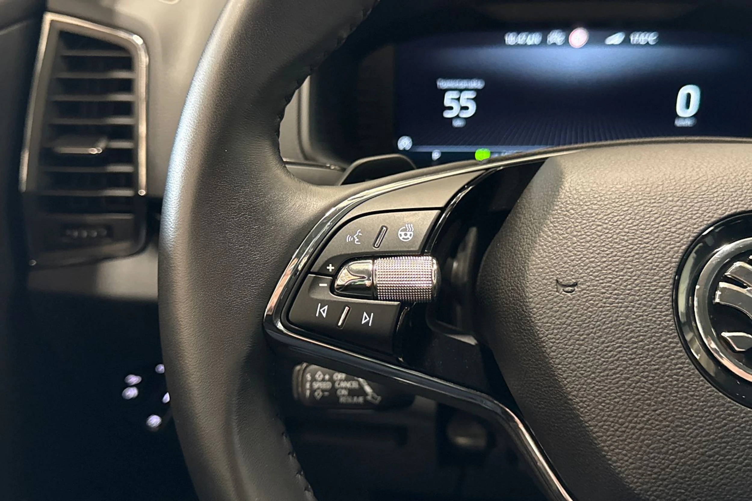 punainen Skoda Karoq 2022 kuva 12.