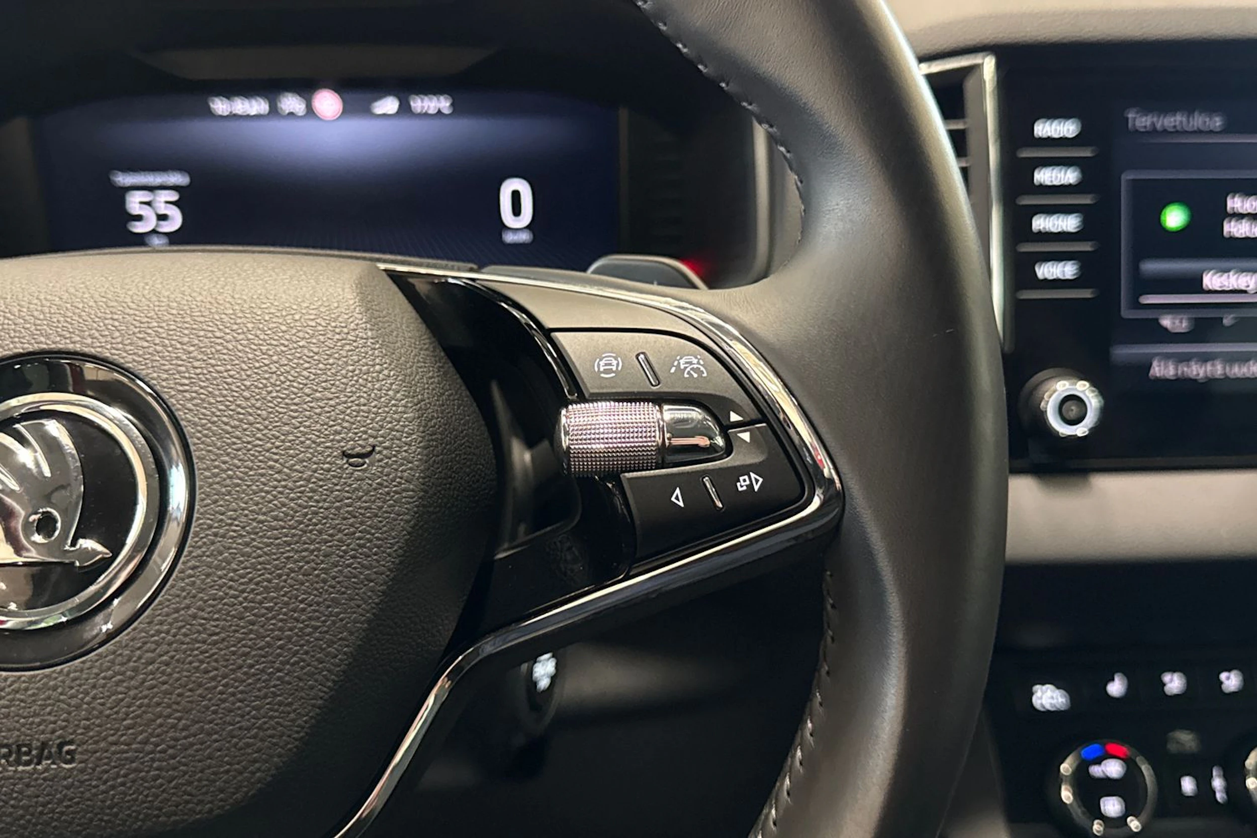 punainen Skoda Karoq 2022 kuva 13.