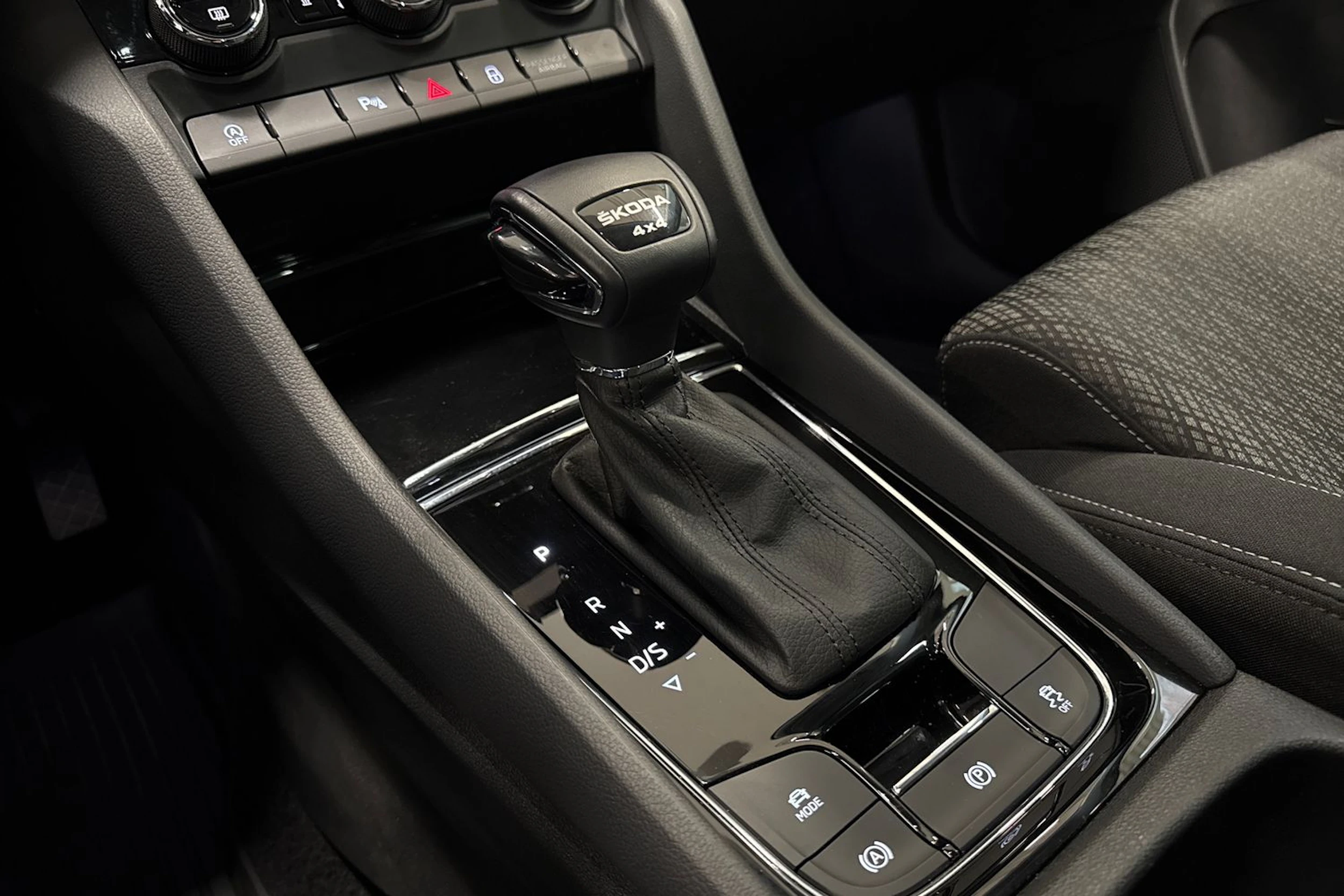 punainen Skoda Karoq 2022 kuva 17.