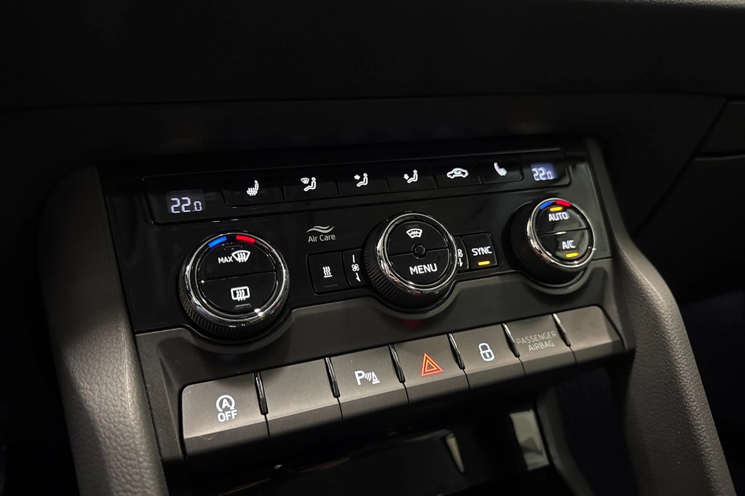 punainen Skoda Karoq 2022 kuva 18.