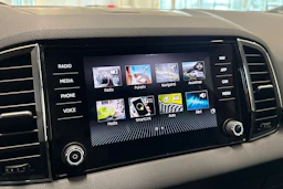 punainen Skoda Karoq 2022 kuva 19.