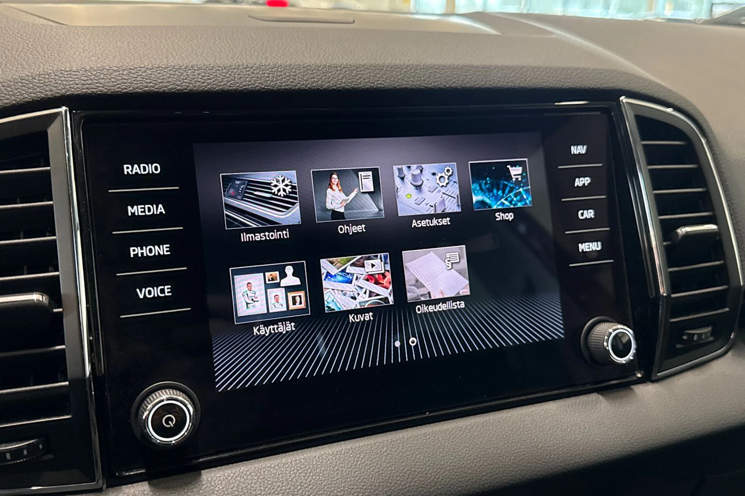 punainen Skoda Karoq 2022 kuva 20.