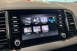 punainen Skoda Karoq 2022 kuva 20.