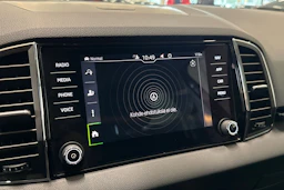 punainen Skoda Karoq 2022 kuva 22.