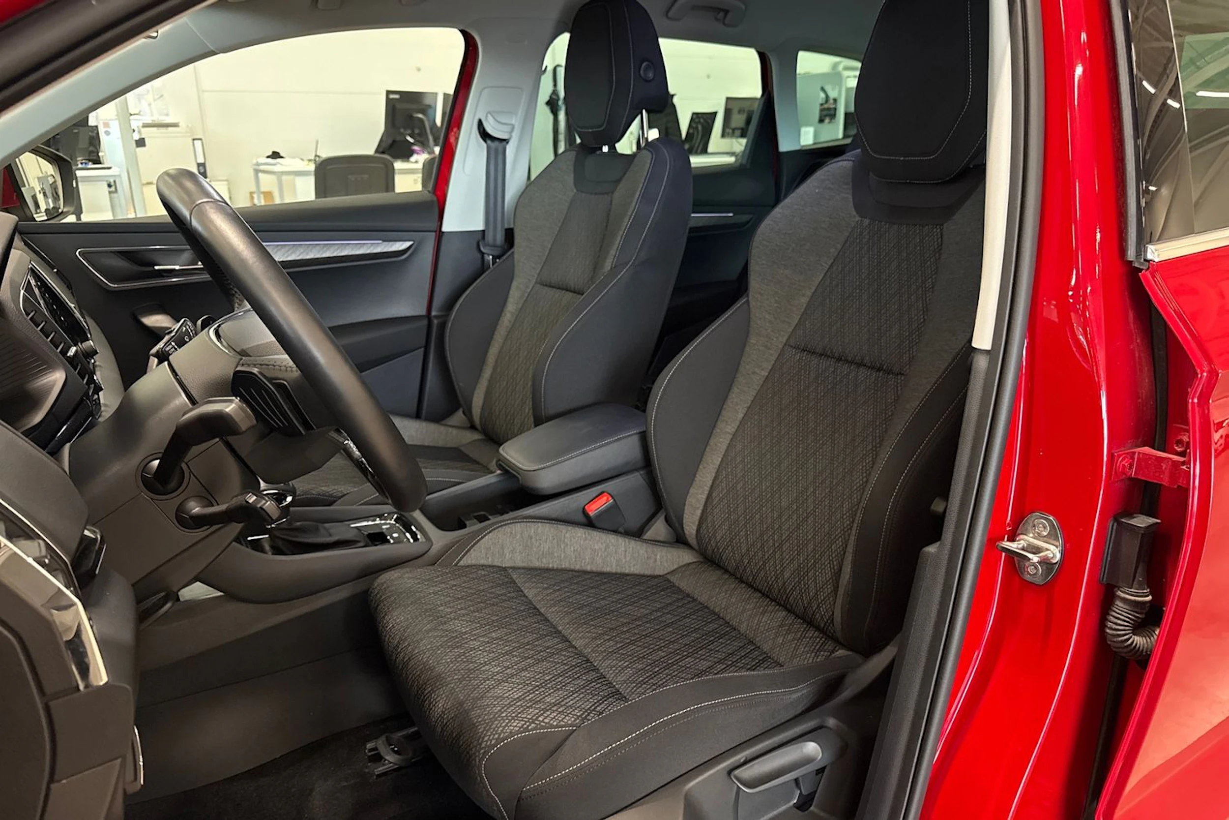 punainen Skoda Karoq 2022 kuva 28.