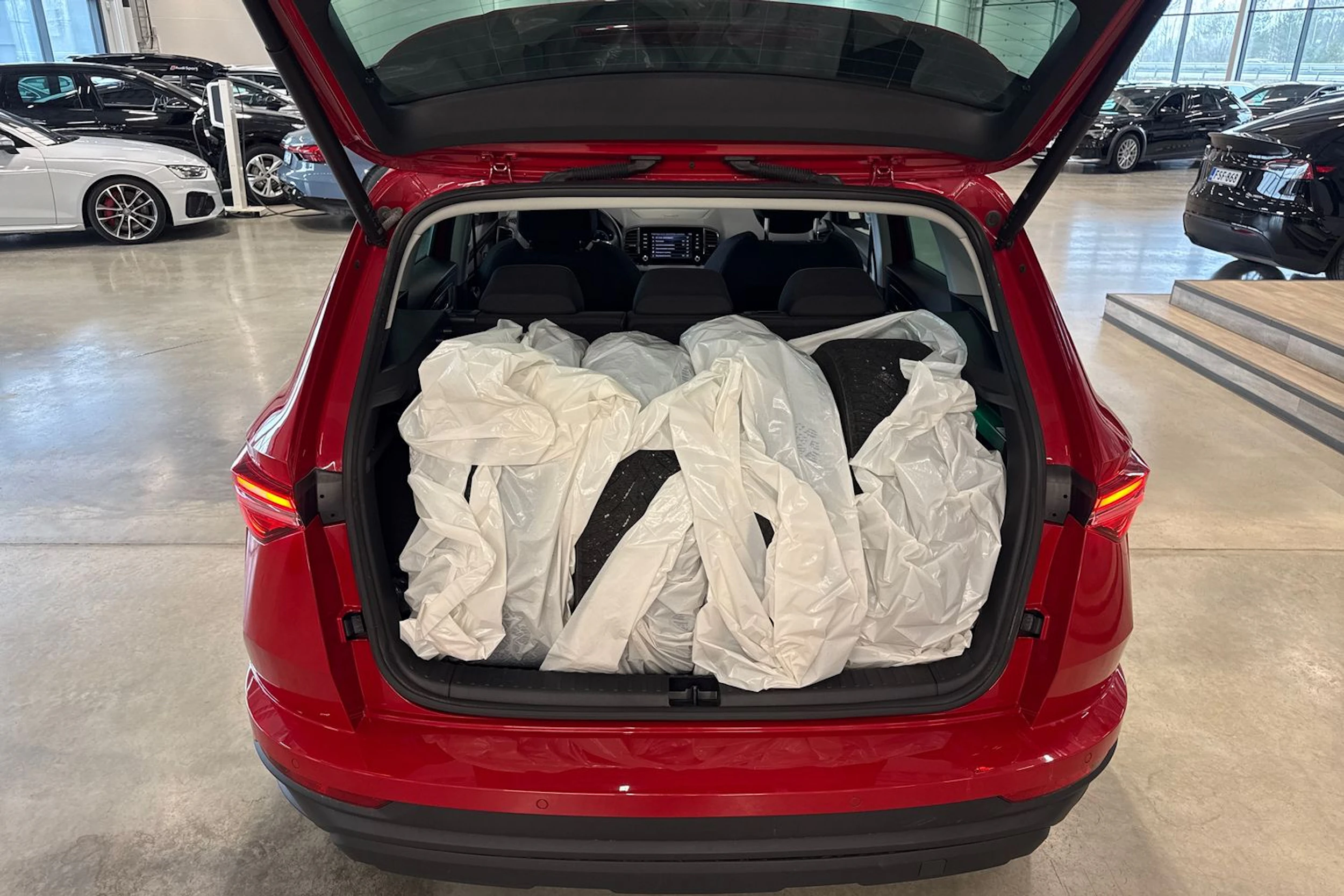 punainen Skoda Karoq 2022 kuva 29.