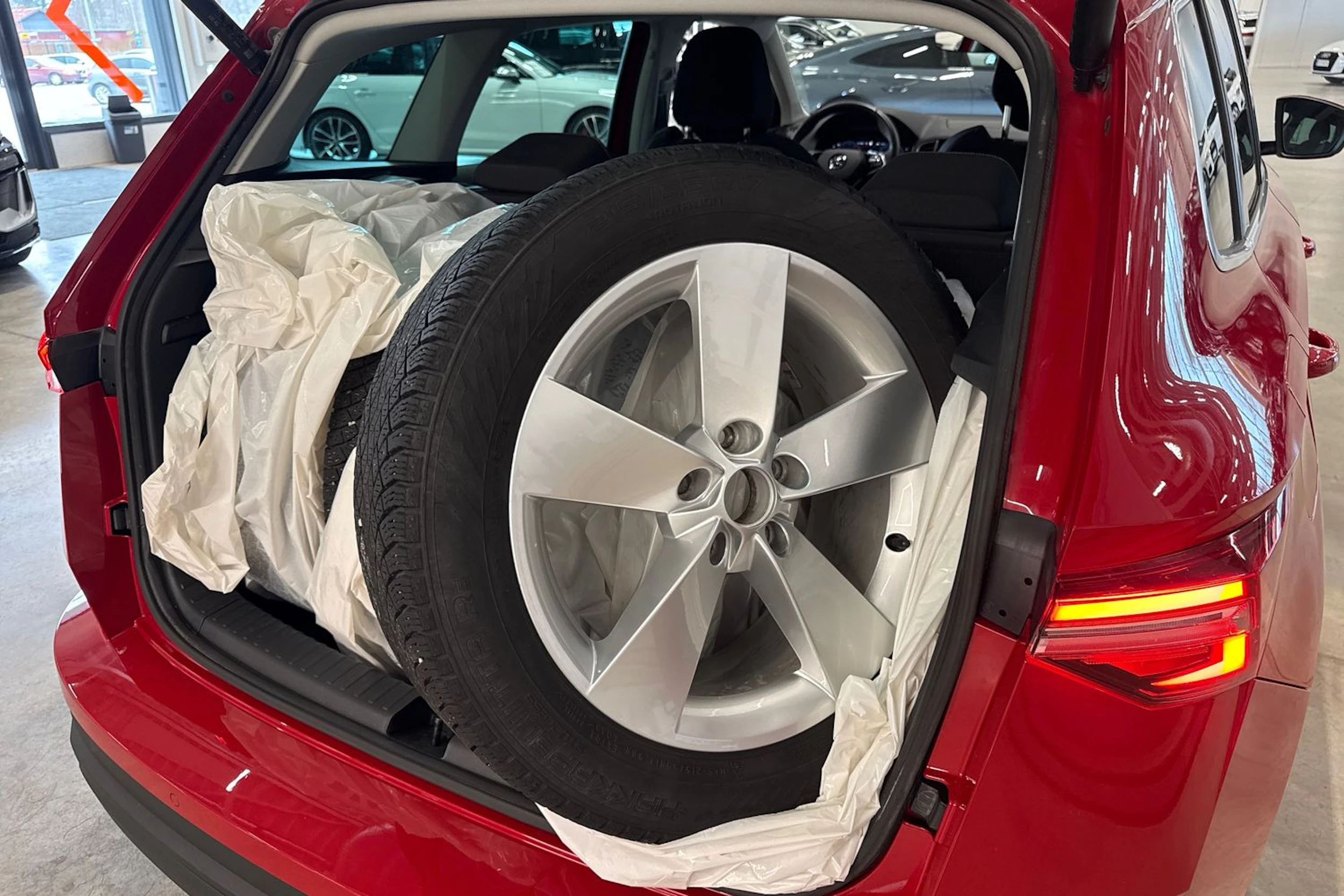 punainen Skoda Karoq 2022 kuva 31.