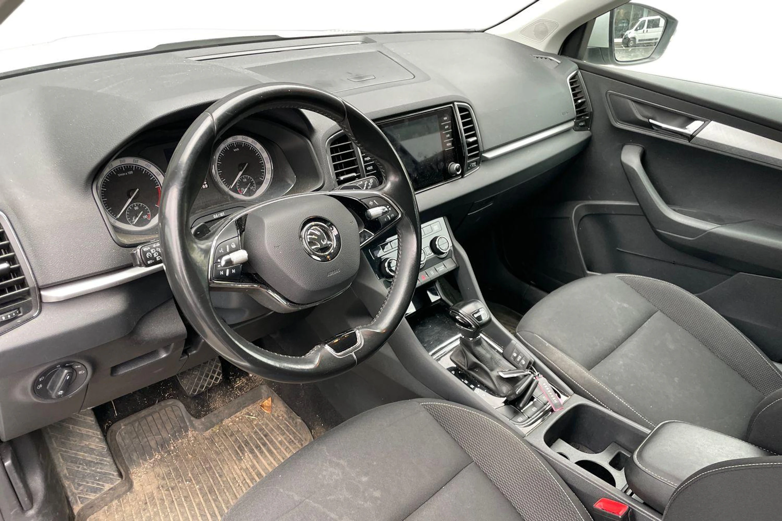 valkoinen Skoda Karoq 2022 kuva 3.