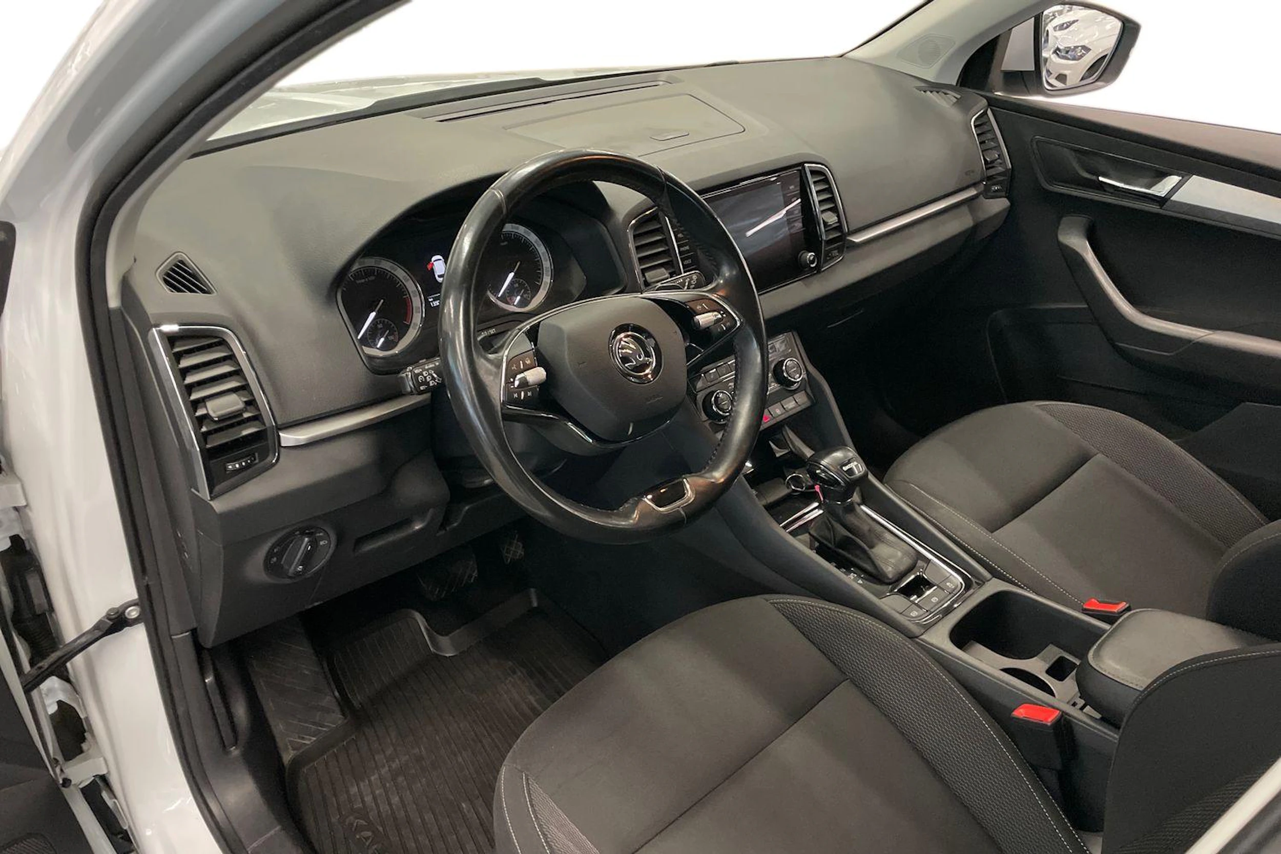 valkoinen Skoda Karoq 2022 kuva 6.
