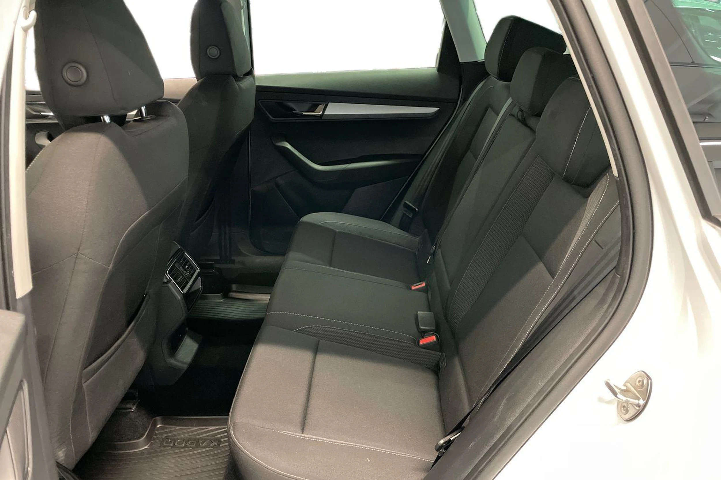 valkoinen Skoda Karoq 2022 kuva 8.