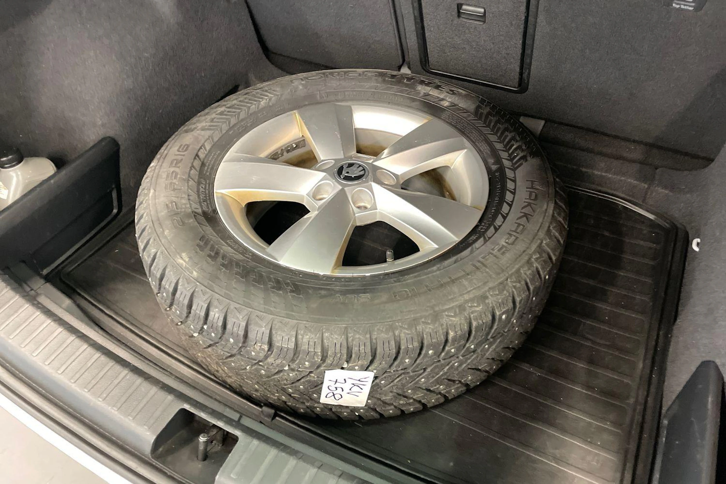 valkoinen Skoda Karoq 2022 kuva 9.