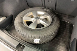valkoinen Skoda Karoq 2022 kuva 9.