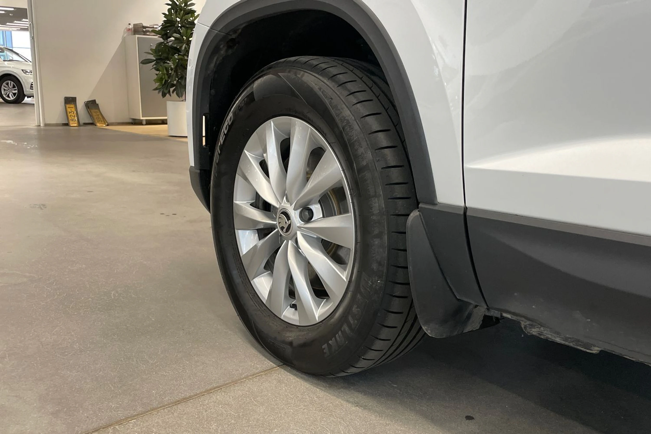 valkoinen Skoda Karoq 2022 kuva 10.