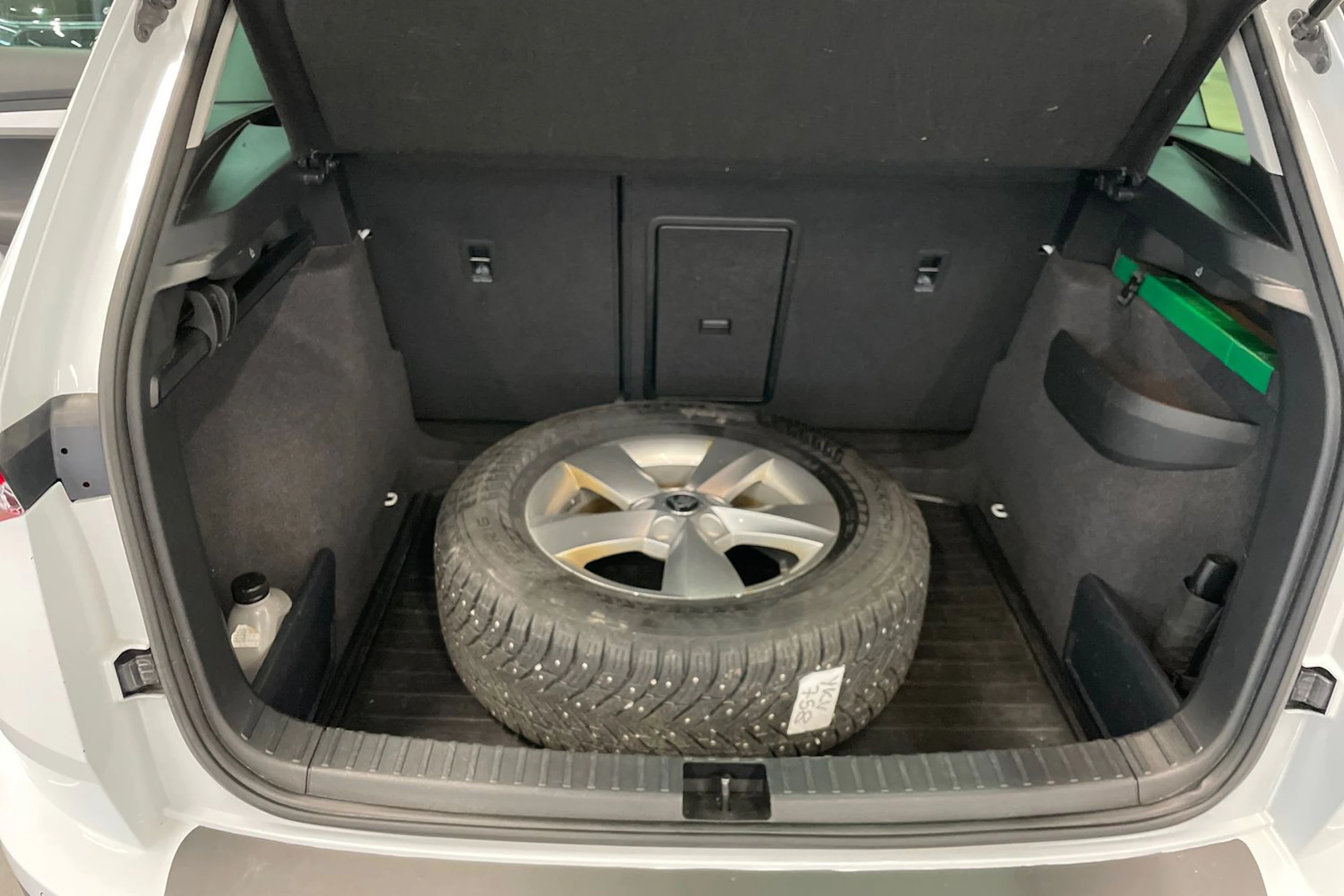 valkoinen Skoda Karoq 2022 kuva 11.