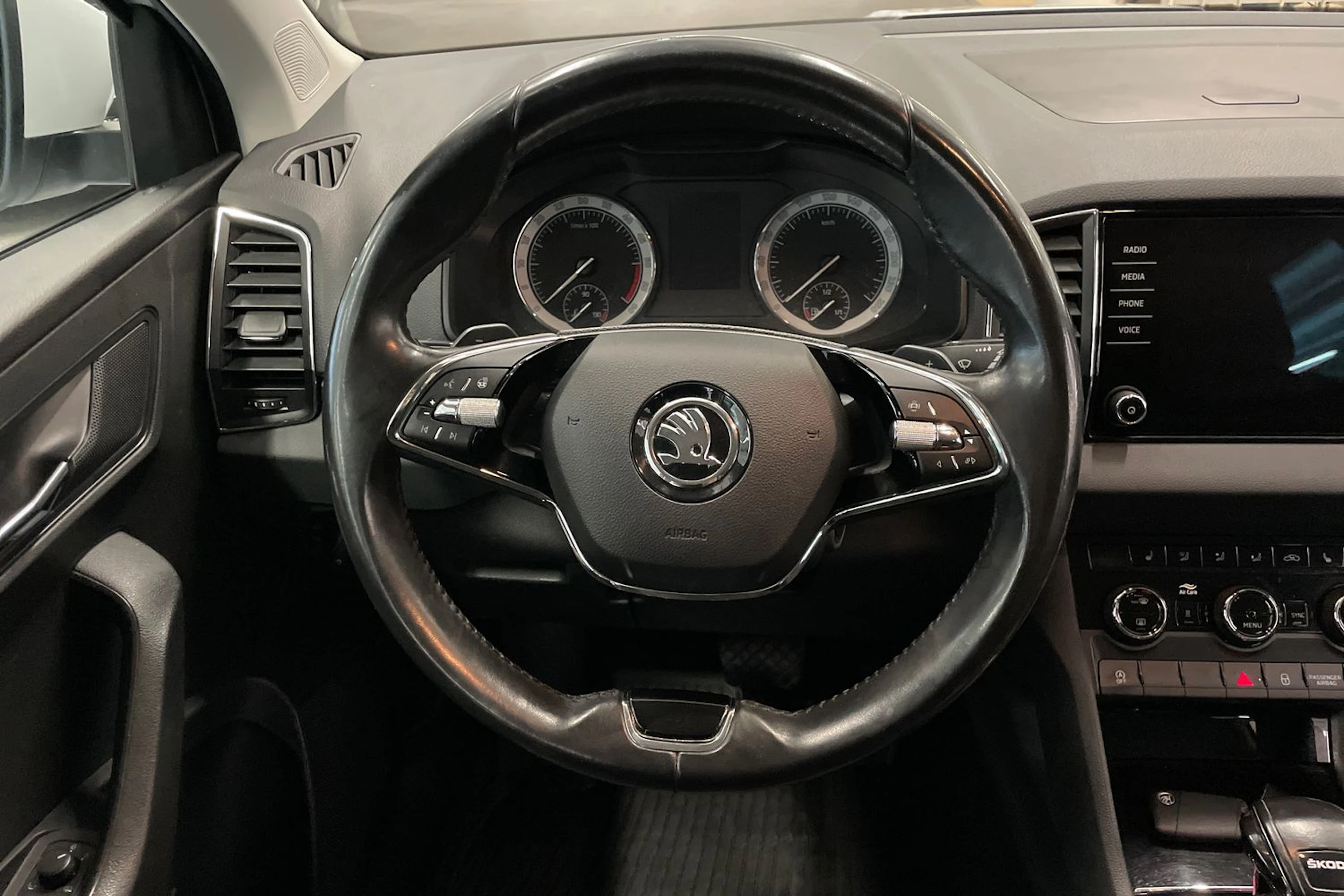 valkoinen Skoda Karoq 2022 kuva 13.